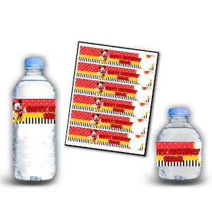 K&ouml;nnte beinhalten: Wasserflaschenetiketten mit Mickey Mouse in einem rot-schwarz gestreiften Design mit gelben Akzenten. Die Etiketten sagen "Happy Birthday Brian".