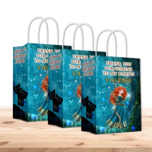 以下が含まれることがあります： 赤い髪の弓矢を持ったプリンセスの漫画の画像が描かれた、青と緑のパーティー用ギフトバッグが4つあります。バッグには白いハンドルが付いており、「私のパーティーに来てくれてありがとう！ヴァレリー」と「ハッピー6歳の誕生日ヴァレリー」と書かれています。