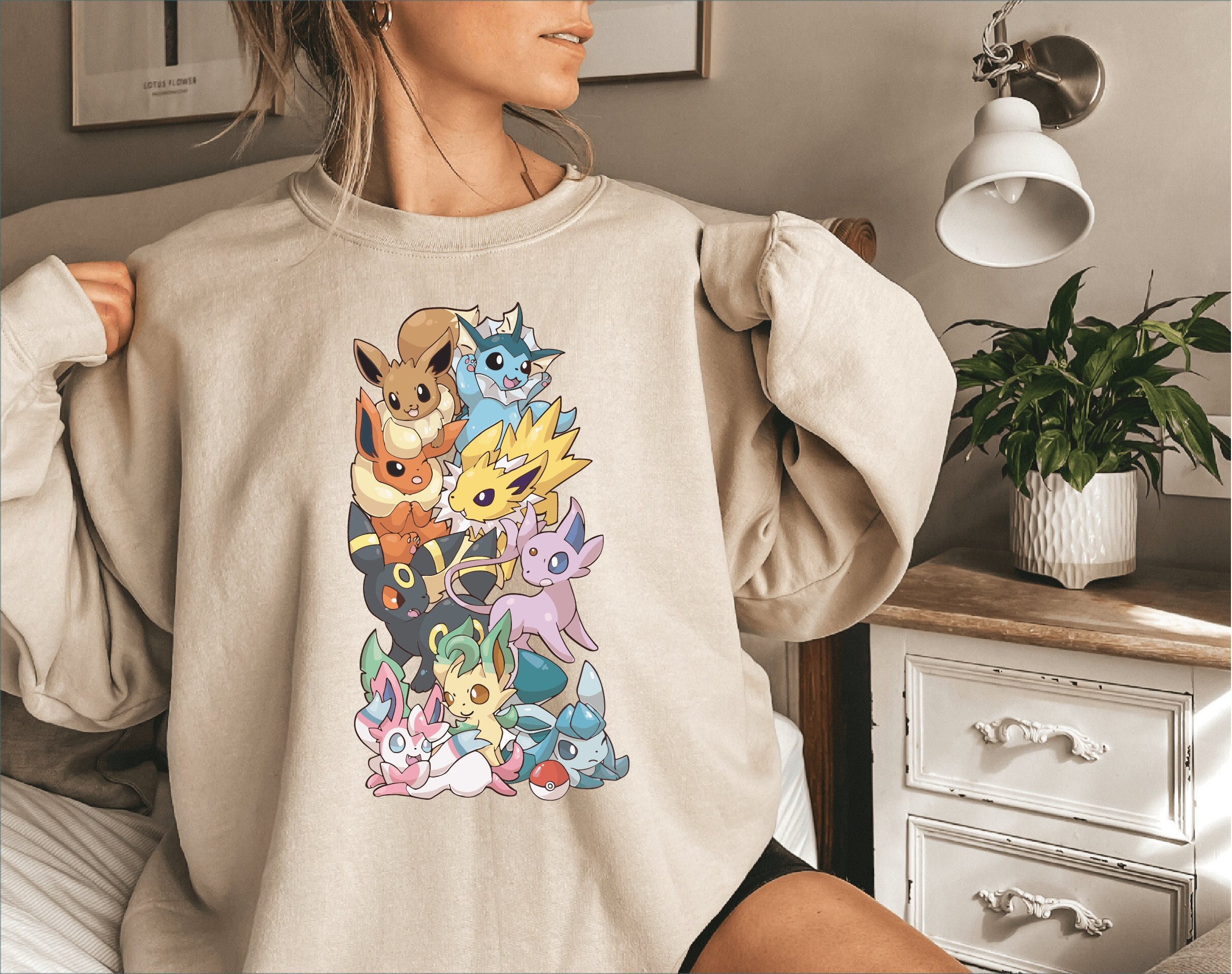 Juniors' Pokémon Cute Eevee Pose Cropped Graphic Hoodie