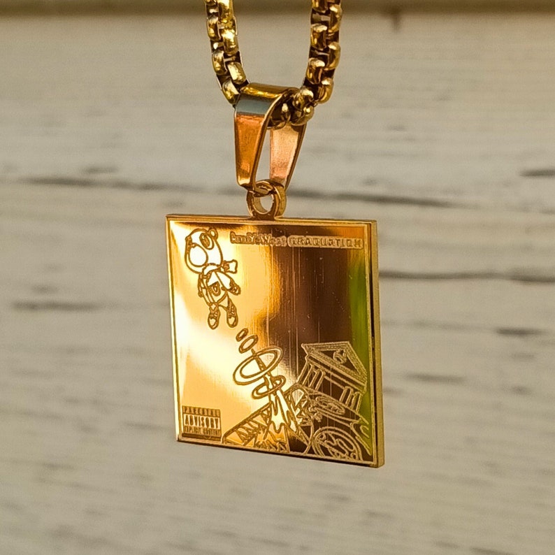 Ciondolo personalizzato ispirato all'album Laurea Collana ispirata a Kanye West placcata in oro 18 carati immagine 1