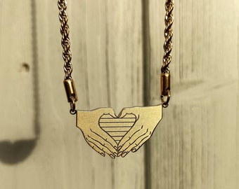 Collana con ciondolo a forma di cuore fatta a mano in oro 18 carati LGBTQ - Mostra il tuo orgoglio con stile