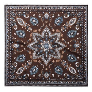 Pode incluir: Um tecido quadrado marrom com um grande desenho floral intrincado no centro. O padrão é composto por formas paisley, redemoinhos e pontos em tons de marrom, azul e branco.