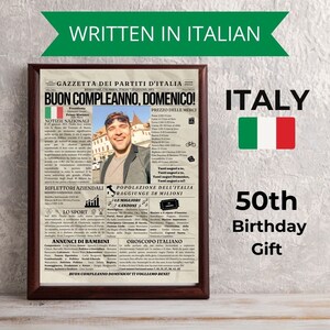 Op de afbeelding: Een krantontwerp in vintage-stijl met de tekst "Buon Compleanno, Domenico!" in een bruin frame. De krant is gedrukt in het Italiaans en bevat een foto van een man. De krant is getiteld "Gazzetta dei Partiti d'Italia" en bevat een sectie met de titel "Notizie Nazionali". De krant bevat ook een sectie met de titel "Riflettori Aziendali" en een sectie met de titel "Lo Sport". De krant bevat ook een sectie met de titel "Annunci di Bambini" en een sectie met de titel "Oroscopo Italiano". De krant bevat ook een sectie met de titel "Popolazione dell'Italia Raggiunge 38 Milioni". De krant bevat ook een sectie met de titel "Le Migliori Canzoni". De krant bevat ook een sectie met de titel "Prezzi delle Merci". De krant bevat ook een sectie met de titel "Tanti Auguri a te". De krant bevat ook een sectie met de titel "Tanti Auguri a te". De krant bevat ook een sectie met de titel "Tanti Auguri Domenico". De krant bevat ook een sectie met de titel "Tanti Auguri a te". De krant bevat ook een sectie met de titel "Buon Compleanno Domenico! Ti Vogliamo Bene!"