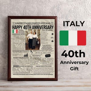 Puede incluir: Un marco impreso que celebra un 40 aniversario en Italia. El diseño se asemeja a un periódico antiguo con el titular "Happy 40th Anniversary". Incluye la bandera italiana y la frase "40th Anniversary Gift".