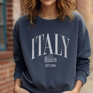 Vintage Italy Sweatshirt, Cozy Unisex Pullover, Perfect for Travel Lovers, Gift for Italians, Casual Style Outfit, Vacation Souvenir