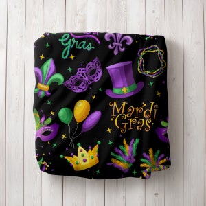 Może przedstawiać: Czarny koc z tkaniny z powtarzającym się wzorem Mardi Gras. Projekt zawiera fioletowe cylindry, złote korony, zielone i fioletowe lilie, kolorowe maski, balony, naszyjniki z koralik&oacute;w i pi&oacute;ra, z napisem Mardi Gras w kolorze złotym.