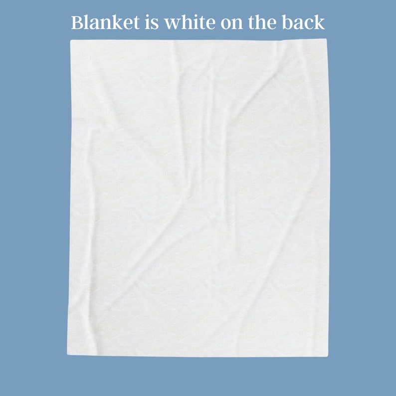 Może przedstawiać: Prostokątny biały koc o miękkiej, lekko teksturowanej powierzchni. Koc jest przedstawiony na jednolitym niebieskim tle. Tekst "Blanket is white on the back" jest nadrukowany na biało w g&oacute;rnej środkowej części obrazu.