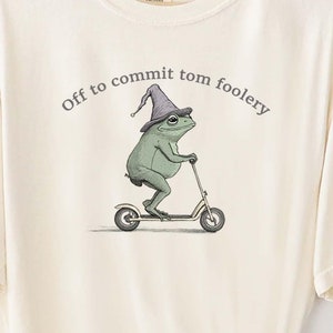 T-shirt Grenouille Tom Foolery Off to Commit. Confort couleurs énonciations étranges drôles t-shirt unique t-shirt adultes hommes femmes meme graphique sarcastique
