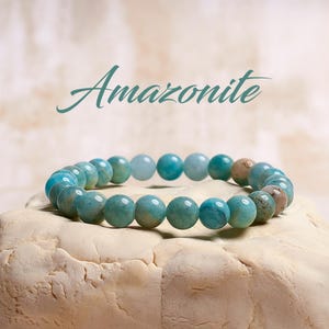 Puede incluir: Un brazalete de amazonita, una piedra preciosa de color azul verdoso. El brazalete est&aacute; hecho de cuentas redondas y est&aacute; enhebrado en un cord&oacute;n el&aacute;stico transparente.