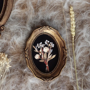 Ramo de flores en marco vintage ornamentado. Ilustración botánica rústica. Bodegón pequeño para pared, por VanyaS DarkessentialsS.