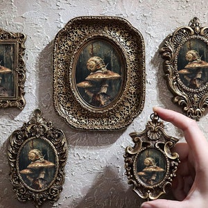 Slak op paddenstoel ingelijste cottagecore muurkunst natuur print klassieke miniatuur kleine schilderij canvas sierlijke ontwerp door VanyaS Darkessentials
