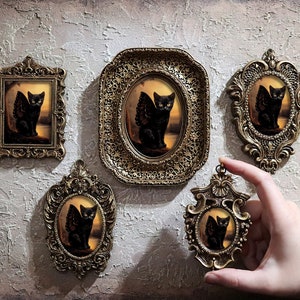 Zwarte kat muurkunst met vlindervleugels miniatuur kitten klein ingelijst schilderij canvas sierlijke originele Aceo ontwerp door VanyaS Darkessentials