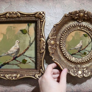 Dipinto di uccello primaverile su ramo di albero Stampa artistica Decorazione massimalista Arte murale incorniciata verde salvia Design in miniatura di VanyaS DarkessentialsS