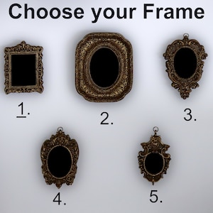 K&ouml;nnte beinhalten: F&uuml;nf verzierte Bilderrahmen im antiken Stil in Gold, mit aufwendigen Details und schwarzen Zentren. Die Rahmen haben verschiedene Formen, darunter rechteckig und oval. Der Text oben lautet "Choose your Frame."