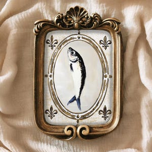 Stampa artistica di sardine, natura morta, dipinto a olio, pesce in oro ornato, decorazione per la casa dipinta a mano, design nautico costiero di VanyaS DarkessentialsS