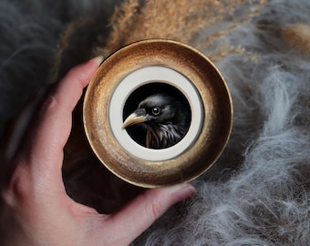 Portrait d'oiseau corbeau dans cadre soleil céleste, peinture animalière sombre miniature de style vintage, art mural lunatique rond par VanyaS DarkessentialsS