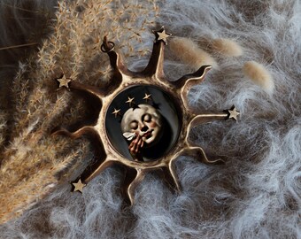 Pintura da Lua com Mariposa Branca, Retrato Celestial, Estilo Vintage, Miniatura Emoldurada, Surreal, Gótica, Bruxa, Sombria, por VanyaS DarkessentialsS