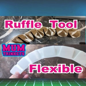Puede incluir: Una herramienta de plástico blanco, curva y flexible para hacer volantes con muescas rectangulares. La imagen incluye el texto Ruffle Tool, MUM TRINKETS y Flexible. La herramienta se muestra creando volantes de tela color crema.