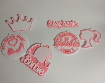 Paquete de 5 baratijas de plástico personalizadas con temática de muñeca de mamá de regreso a casa, de 2 a 3 pulgadas de alto y una placa de nombre personalizada de 4 pulgadas de ancho para ponerle a tu mamá