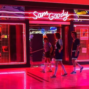 Sam Goody butiksfasad miniatyrkopia från 1980-talet set om två för Stranger Things-utställning