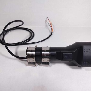 以下が含まれることがあります： スイッチと黒いコードが付いた黒い電気ヒーター。ヒーターには、2.3mmと2.8mmの刻印がされた2つの銀色のクランプが付いています。