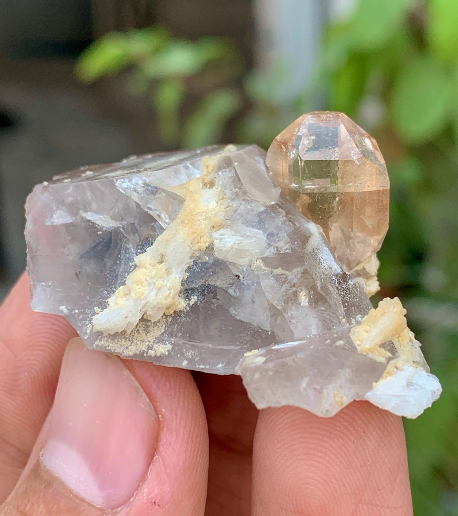 パキスタン・スカルドゥ産、水晶上のトパーズ結晶、原石トパーズ標本