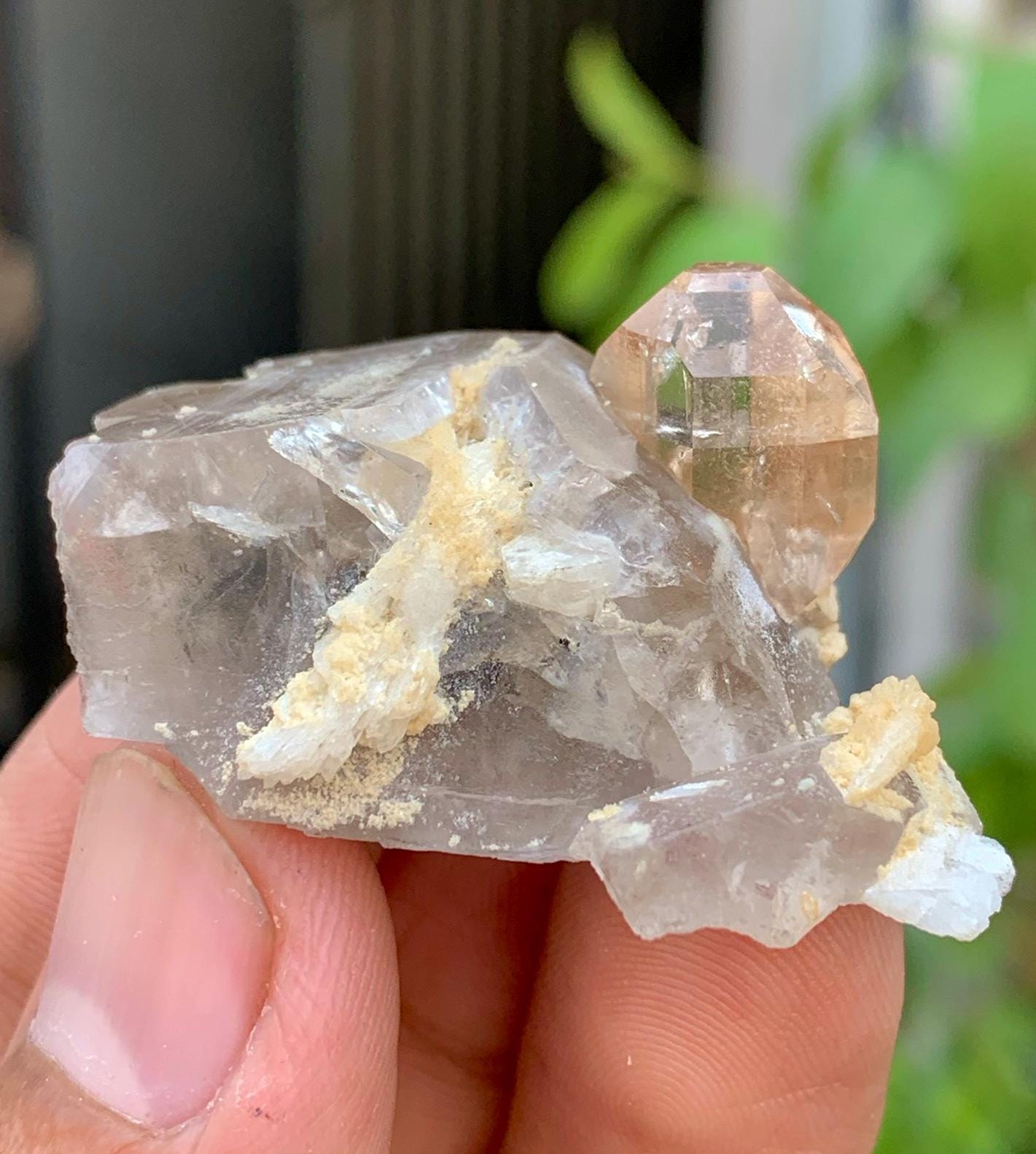 パキスタン・スカルドゥ産、水晶上のトパーズ結晶、原石トパーズ標本