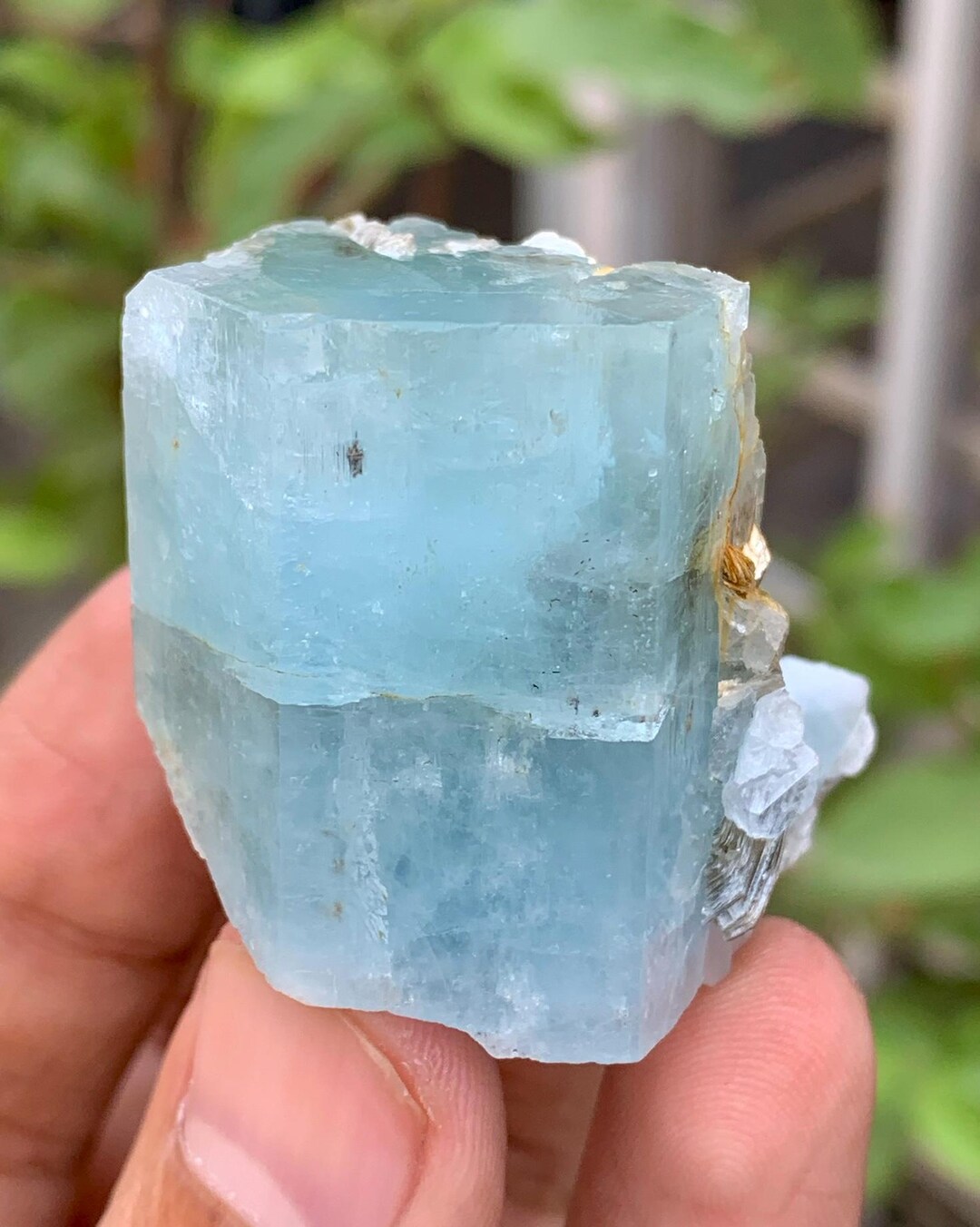 天然のブルーアクアマリンと雲母Blue Aquamarine With Mica il_1080xN.7053637743_appw.jpg