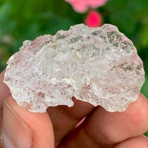 Cristallo di pollucite naturale inciso, campione minerale grezzo proveniente da Skardu, Pakistan - 14 grammi