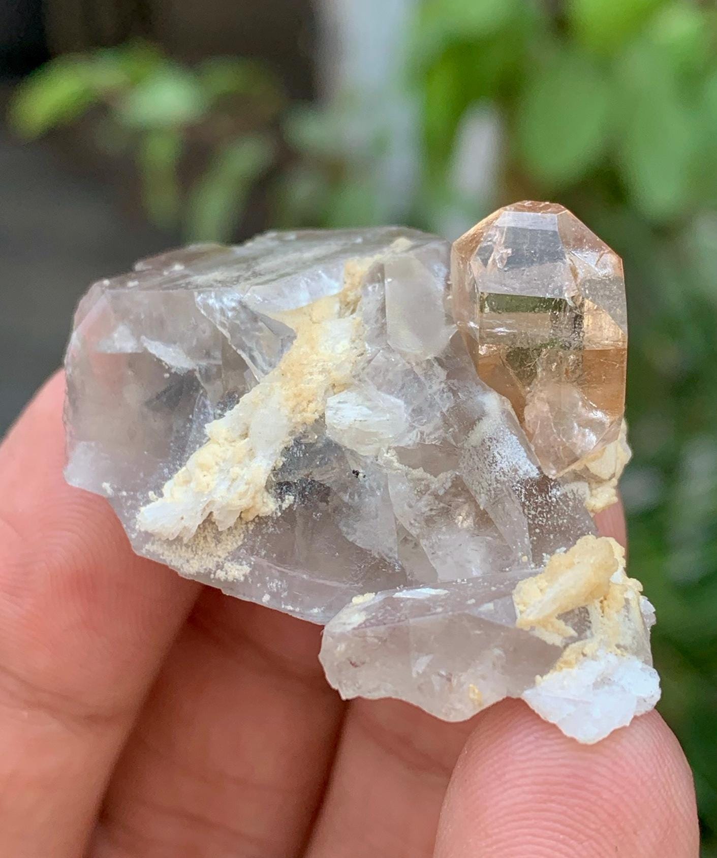 珍品！トパーズ共生標本F/茶水晶/スカルドゥ産 パキスタン・スカルドゥ産、水晶上のトパーズ結晶、原石トパーズ標本