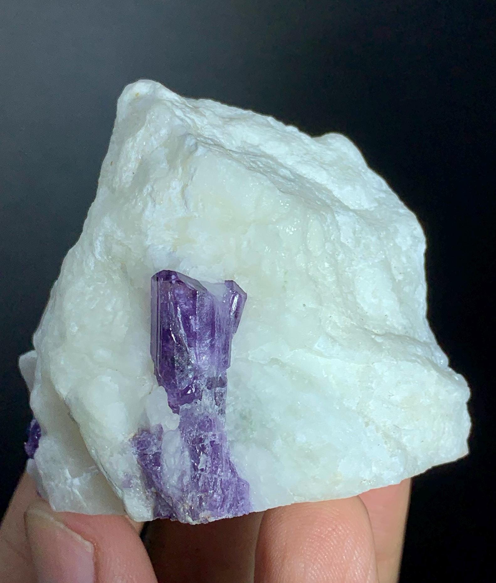 紫色のスキャポライト結晶、天然スキャポライト、アフガニスタン産の