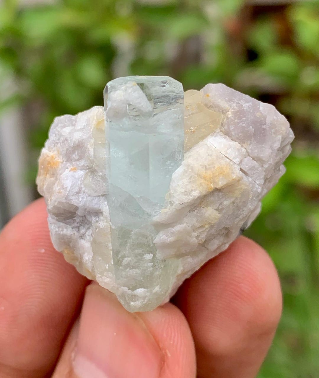 スカイブルーアクアマリン結晶標本：パキスタン、スカルドゥ鉱山