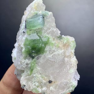 Mazzo di tormalina verde naturale, grappolo di tormalina, tormalina incisa, esemplare di tormalina, tormalina terminata in Afghanistan - 70 g