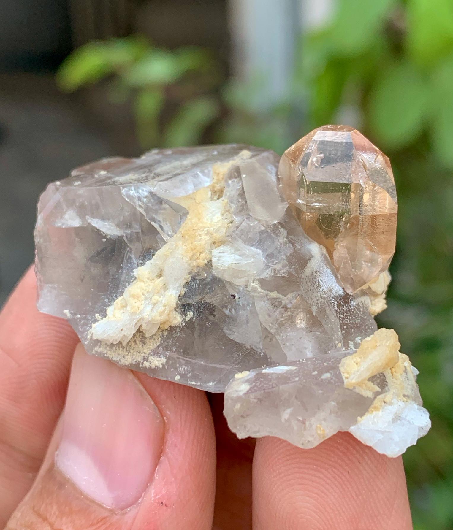 パキスタン・スカルドゥ産、水晶上のトパーズ結晶、原石トパーズ標本