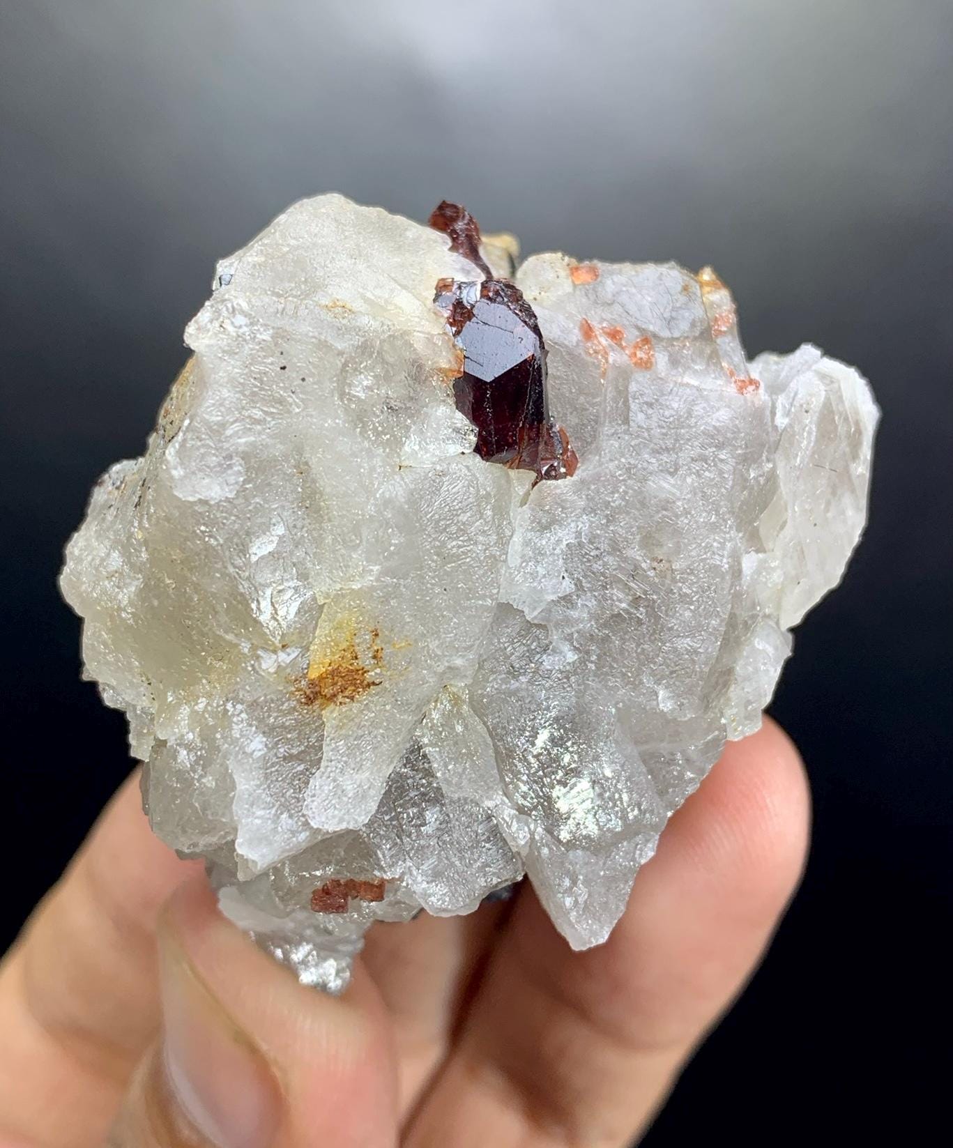 パキスタンのスカルドゥ産、クォーツとトルマリンにレッドガーネット