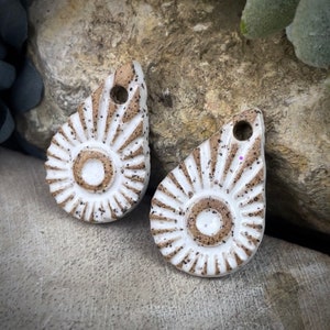Amuletos de aretes de cerámica, hallazgos de aretes de cuentas de cerámica, elementos de diseño, colgantes de cuentas hechas a mano, cuentas blancas. bohemia bohemia,