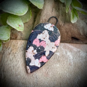 Dije colgante de cerámica, hallazgos de joyería con colgantes de cerámica de flores, elementos de diseño, dijes colgantes de cuentas hechos a mano.