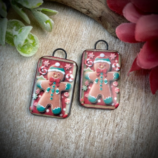 Świąteczne zawieszki do kolczyków z piernikowym ludzikiem, świąteczne koraliki do tworzenia biżuterii. Ręcznie robione ceramiczne zawieszki.