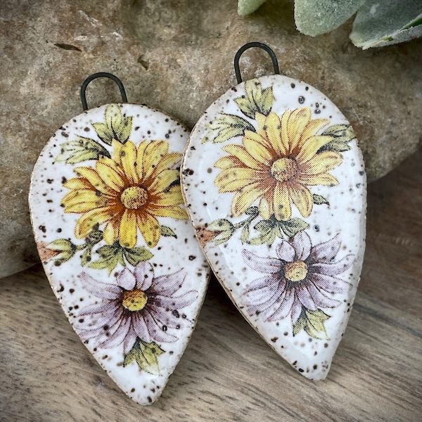 Ceramiczne zawieszki do kolczyków w kształcie kwiatów, ceramiczne koraliki do kolczyków, elementy projektu, ręcznie robione zawieszki z koralików. Boho boho,
