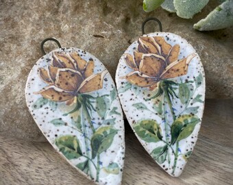 Pingentes de cerâmica em formato de flor para brincos, contas de cerâmica para arremates de brincos, elementos de design, pingentes artesanais. Estilo boho.