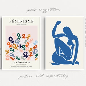 May include: Two minimalist art prints, one with a pink background and a cluster of colorful female symbols, and the text "F&Eacute;MINISME PAPIERS D&Eacute;COUP&Eacute;S LA R&Eacute;VOLUTION DANS LE MONDE ENTIER Elle croyait qu'elle pouvait, alors elle l'a fait", and the other with a white background and a blue silhouette of a woman sitting with her arm raised.