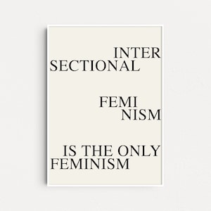 Puede incluir: Un póster blanco con texto negro que dice "INTERSECTIONAL FEMINISM IS THE ONLY FEMINISM"