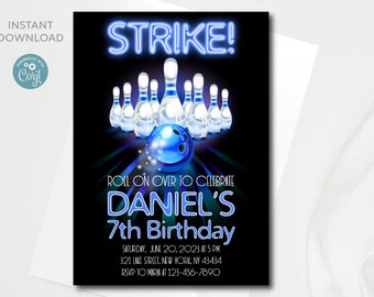 Peut inclure: Une invitation d'anniversaire sur le thème du bowling bleu et blanc avec le texte "STRIKE!" en lettres bleues néon. L'invitation indique "Roll on over to celebrate Daniel's 7th Birthday" et comprend la date, l'heure et le lieu de la fête.