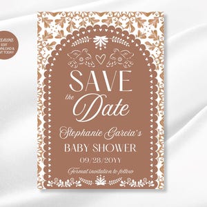 Op de afbeelding: Een rechthoekige uitnodiging voor een babyshower met een bruine achtergrond en een witte decoratieve rand. De tekst "SAVE the Date" staat in een scriptletter, met de naam "Stephanie Garcia's" en "BABY SHOWER" eronder. De datum is 09/28/20YY.