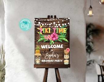 Peut inclure: Une pancarte de bienvenue pour une fête d'anniversaire sur le thème Tiki Time avec un fond en bois, des fleurs tropicales et des idoles tiki. La pancarte indique "Tiki Time Bienvenue à la fête d'anniversaire de Sophia".