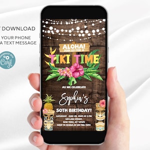 Puede incluir: Una invitación digital para una fiesta de cumpleaños número 50 con un tema tropical. La invitación presenta un fondo de madera con antorchas tiki, flores y el texto "Aloha! Join us for a Tiki Time" y "Sophia's 50th Birthday!"