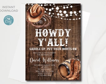 Może przedstawiać: Rustykalne drewniane tło z białym tekstem, który brzmi "Howdy Y'all! Saddle Up, Put Your Boots On" i "David Williams". Tekst zawiera również szczegóły dotyczące przyjęcia urodzinowego, w tym datę, godzinę, adres i informacje RSVP. Obraz przedstawia kowbojski kapelusz, lasso, beczkę i kowbojskie buty.