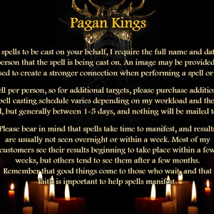 Może przedstawiać: Czarne tło z złotym tekstem, kt&oacute;ry brzmi "Pagan Kings". Tekst jest otoczony siedmioma zapalonymi świecami. Tekst wyjaśnia, że ​​zaklęcia wymagają czasu, aby się zamanifestować, a wiara jest ważna, aby pom&oacute;c zaklęciom się zamanifestować.