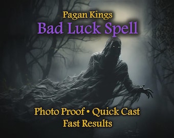 Op de afbeelding: Een onheilspellende afbeelding met de tekst "Pagan Kings Bad Luck Spell". Een spookachtige figuur met gloeiende ogen komt uit een donker, mistig bos. De tekst "Photo Proof • Quick Cast Fast Results" is ook aanwezig.