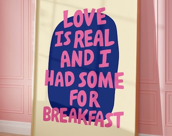 Póster tipográfico maximalista en rosa intenso y colorido «El amor es real», arte moderno, arte mural digital instantáneo, Gustaf Westman, decoración ecléctica para el hogar.